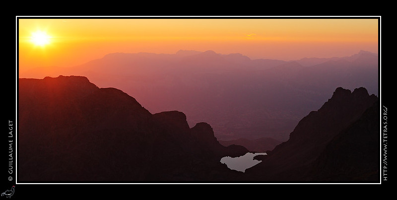 Photo : Le lac du Crozet au coucher de soleil, lors de la descente depuis la Grande Lauzire. 
