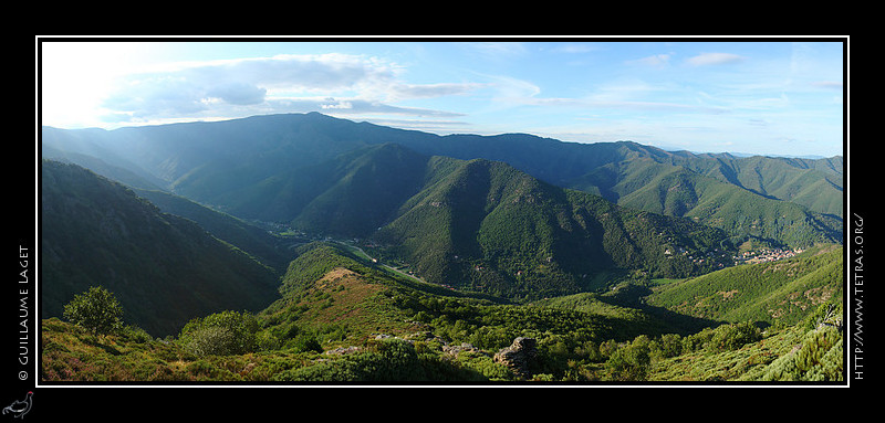 Photo :  Cette vue panoramique prsente la haute valle de l'Hrault. Sur ses premiers kilomtres, le petit fleuve coule depuis des cascades  gauche jusqu'au village de Valleraugue,  droite de l'image. Au centre de l'image, l'itinraire des 