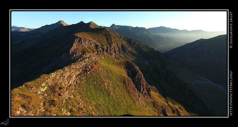 Photo : Depuis les crtes dominant le col Lacroix, le Val Pellice. Au centre et  gauche, la crte frontire avec le Queyras et de deux ses principaux sommets : la Tte du Pelvas et le Bric Bouchet. 
