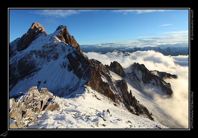 Photo : Lundi matin, la neige tait bien prsente sur les crtes du Queyras ; ici, la pointe de la Saume et le Pas du Cur vus depuis le col de la Colette Verte. Ce col relie le Val d'Escreins  la valle de Ceillac.Malheureusement, ds le lendemain tout avait fondu, il faudra attendre un peu pour l'automne.. 
