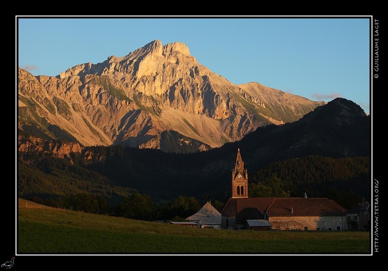 Photo : L'glise de Saint-Baudille-et-Pipet, et le Grand Ferrand 
