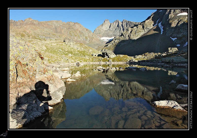 Photo : Un portrait de mon ombre et des Trois Pics de Belledonne, prs du lac Blanc.Cadrage assez semblable  celui d'une image prise il y a 12 ans, mi-septembre 1998 aprs une petite chute de neige, et avant l'une des rares sorties o je me sois vraiment fait peur : la tentative de redescendre de nuit sur le refuge Jean Collet par le 