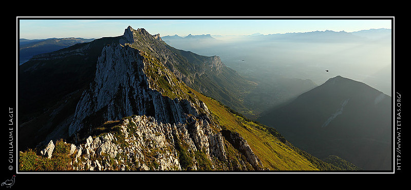 Photo : Les pentes du Ranc des Agnelons et le Roc Cornafion, dans le nord du Vercors, au lever de soleil. 
