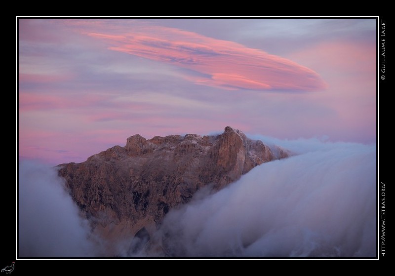 Photo : Aprs tempte en Vercors la semaine dernire, voici tempte en Gapenais ! L'avantage des crtes du pic de Gleize sur celles du sud-Vercors est que c'est au soleil que l'on peut, souvent, profiter du vent glacial. Les nuages s'arrtent sur les falaises du Dvoluy, comme ici sous le pic de Bure. 
