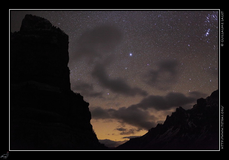 Photo : Le rocher de Combeau sous les toiles, les restes des nuages recouvrant les crtes du Vercors se dissipent dans l'air du Diois. 
