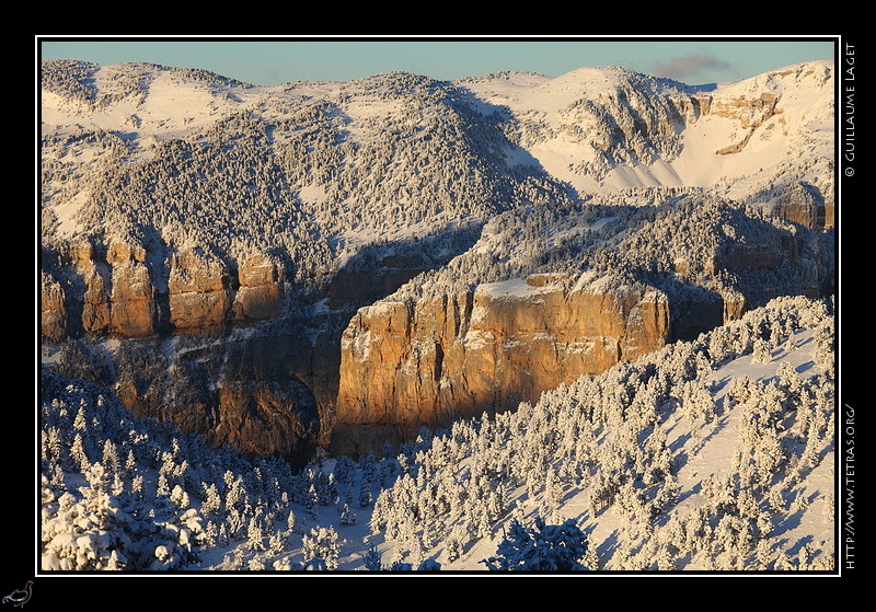 Photo : Depuis les pentes du Rancou, lever de soleil sur le rocher d'Archiane et la montagne de Glandasse enneige 

