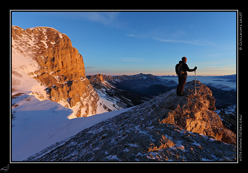 Photo : Lever de soleil sur les falaises du Grand Veymont, vu depuis le Petit Veymont (Vercors) 
