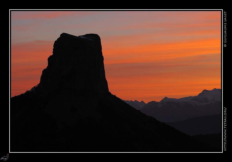 Photo : Le Mont Aiguille sur fond de nuages d'altitude 
