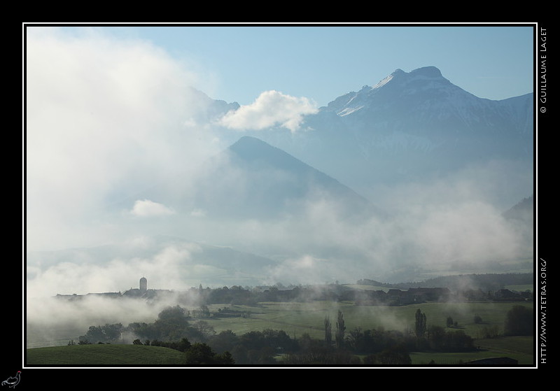 Photo : Le Trives sous les brumes ce matin, avec le Grand Ferrand lgrement enneig de frais  l'arrire-plan. 

