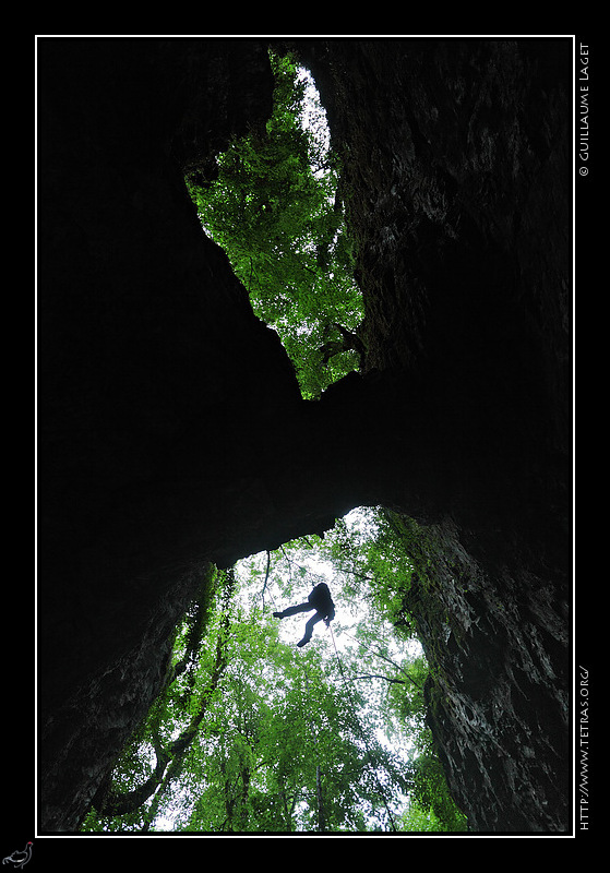 Photo : La Balme Riendre, dans les Coulmes : un trou-grotte surmont d'une belle arche, juste au bord de la route... 
