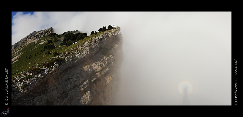 Photo : Un spectre de Broken, ou spectre de Brocken, sur les crtes de Chamechaude, en Chartreuse. Ce phnomne assez courant peut s'observer quand un randonneur se retrouve dos au soleil, face aux nuages. 
