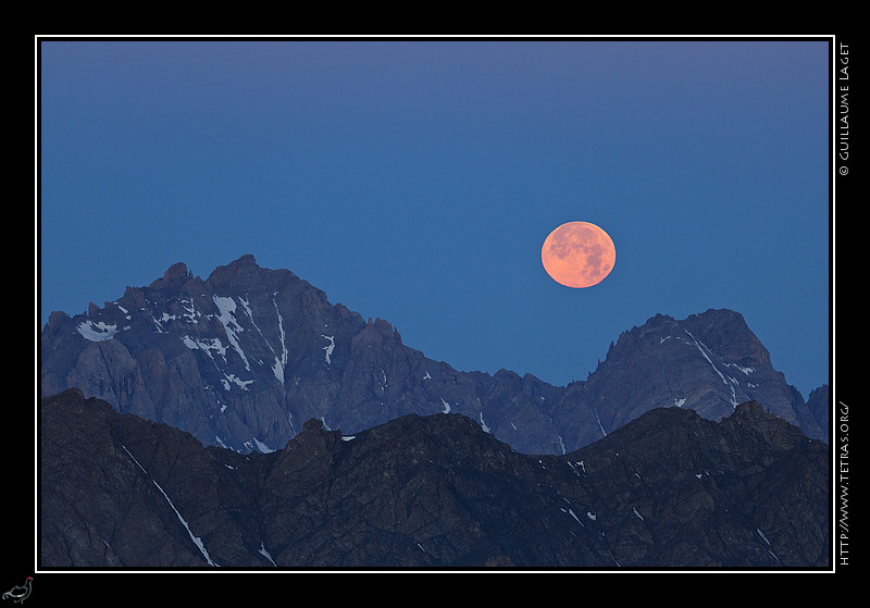 Photo : Un coucher de lune derrire la Font Sancte (le point culminant du Queyras 