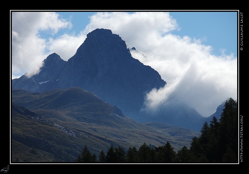 Photo : Le Bric Bouchet, dans le Queyras, et les nuages derrire la frontire italienne 
