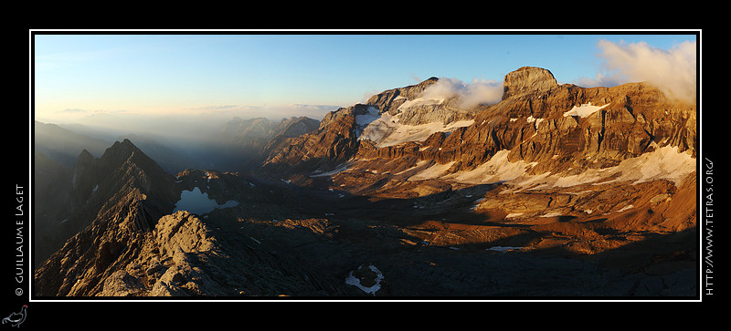 Photo : Depuis le pic d'Astazou, en bordure du cirque de Gavarnie, une vue du versant espagnol : lac de Marbore, Mont Perdu, Cylindre  
