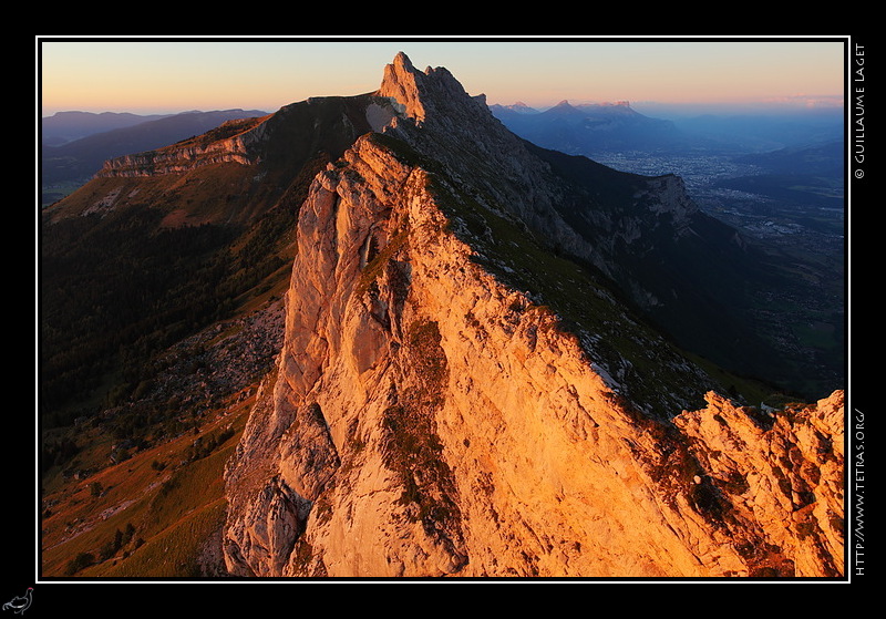 Photo : Les falaises du Ranc des Agnelons et le Roc Cornafion au loin, dans le Vercors 
