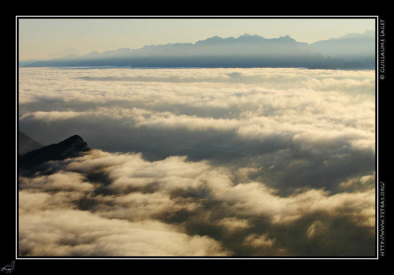Photo : Depuis les pentes du Vercors, une mer de nuages recouvre la valle de Grenoble 

