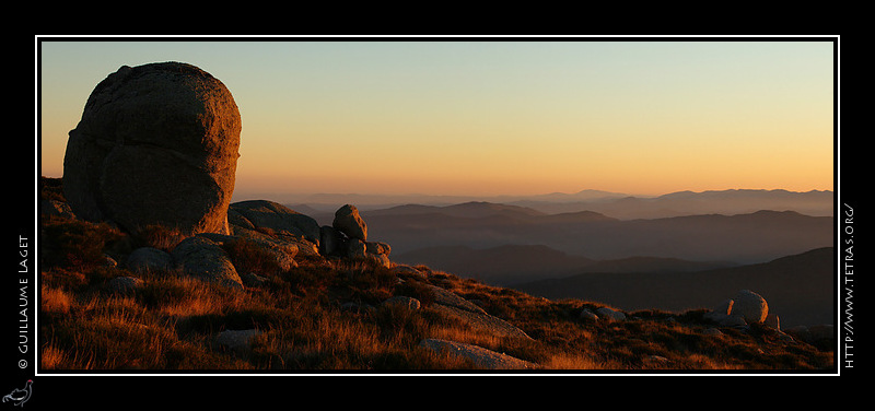 Photo : Les crtes des Cvennes et un bloc granitique sur le Mont Lozre 
