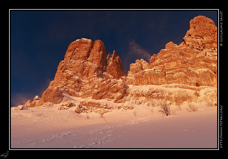 Photo : Les Tours des Rochers du Playnet dans le Vercors oriental. Quelques instants de soleil entre le lever et les nuages... 
