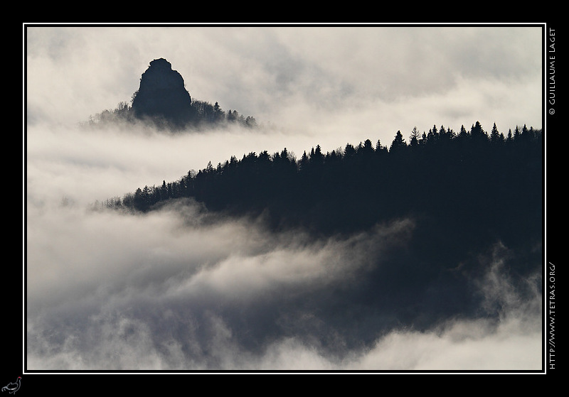 Photo : L'aiguille de Quaix, en Chartreuse, merge tout juste des nuages 
