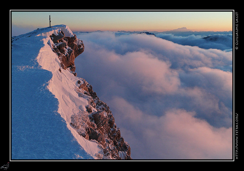 Photo : Le lever de soleil au sommet de Chamechaude aprs une petite chute de neige 
