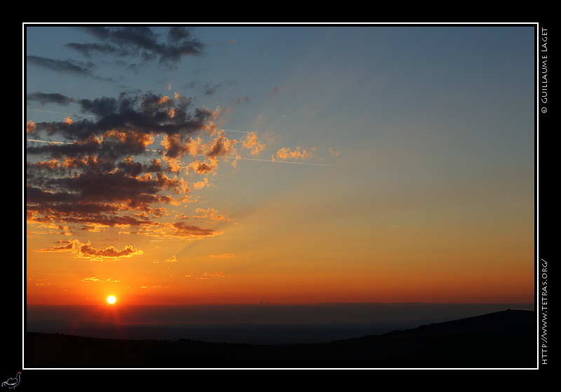Photo : Coucher de soleil derrire les Causses, depuis le sommet du Mont Aigoual 
