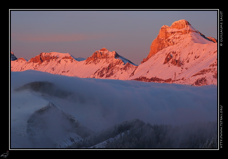 Photo : Depuis le pic de l'Aigle, au dessus de la Jarjatte, un coucher de soleil sur le Grand Ferrand qui merge des nuages 
