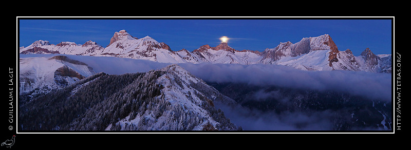 Photo : Panoramique nocturne sur le versant occidental du Dvoluy, de l'Obiou au col des Aiguilles. Et lever de lune derrire le Rocher Rond. 
