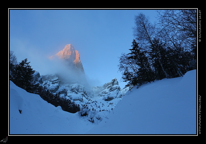 Photo : Lever de soleil sur la face Nord-Est du Mont Aiguille. 
