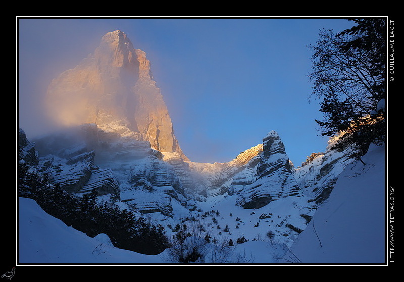 Photo : Lever de soleil sur la face Nord-Est du Mont Aiguille. 
