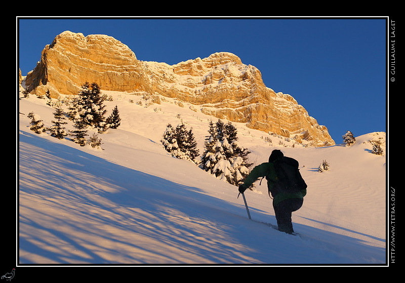 Photo : Au dessus du Habert de Chamechaude, remonte vers les falaises orientales du sommet dans une neige abondante 
