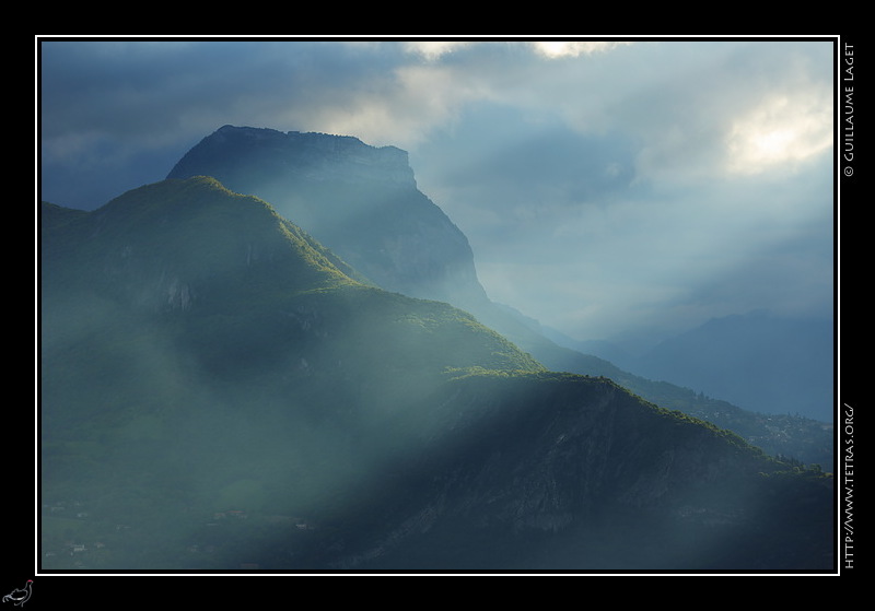 Photo : Rayons de soleil devant le Mont Rachais, en Chartreuse 
