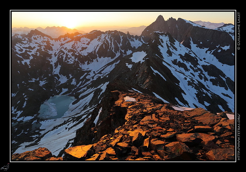 Photo : Le lever de soleil derrires les Trois Pics de Belledonne, depuis la Grande Lance de Domne 
