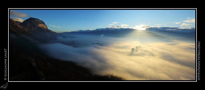 Photo : Nuages sur Grenoble : seules les trois Tours mergent des brumes...et les contreforts de Chartreuse 
