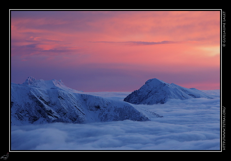 Photo : Juste aprs le coucher de soleil sur la Croix de Chamrousse, dernires couleurs au dessus de la mer de nuages 
