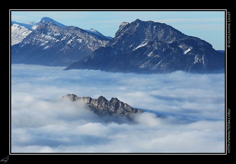 Photo : Les artes du Nron comme une le, devant les falaises du Vercors. 
