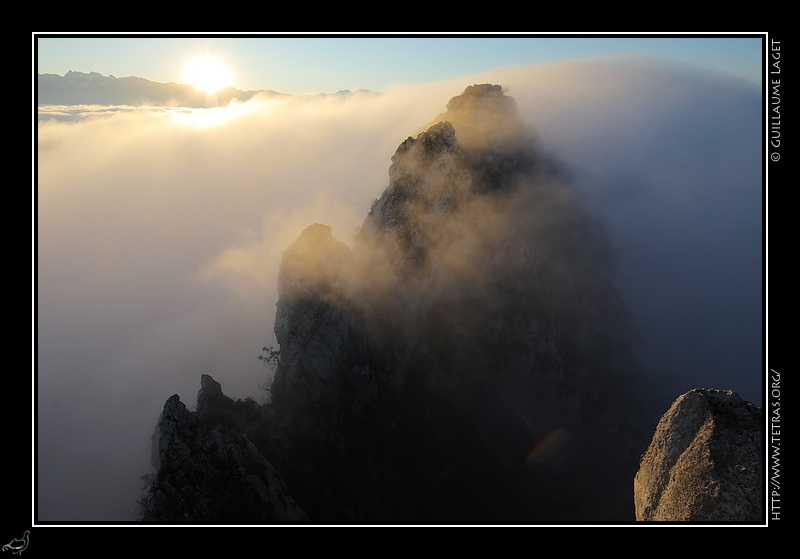 Photo : le sommet Nord du Nron, sort des brumes avec les premiers rayons 
