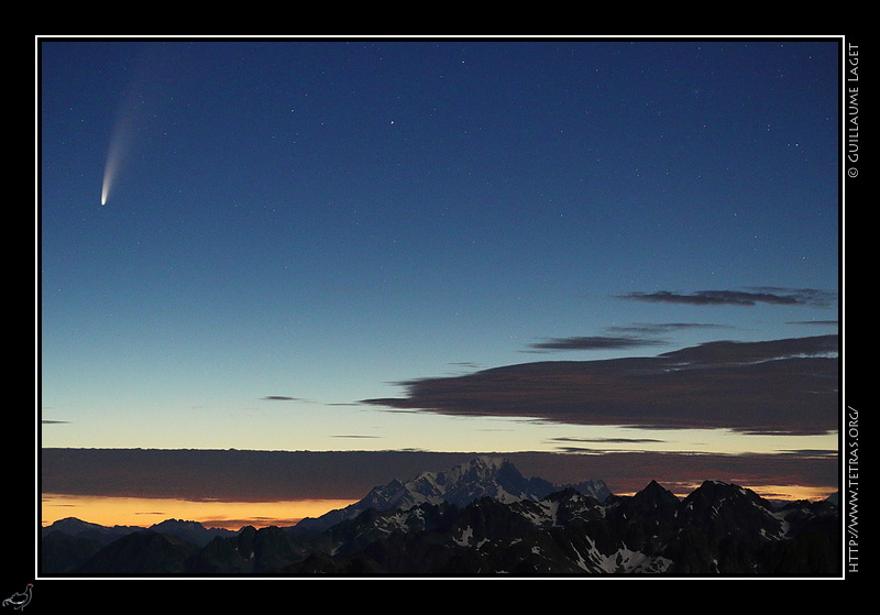 Photo : Depuis le duvet, au bivouac : la comte Neowise devant le Mont Blanc, depuis la Grande Lance de Domne 
