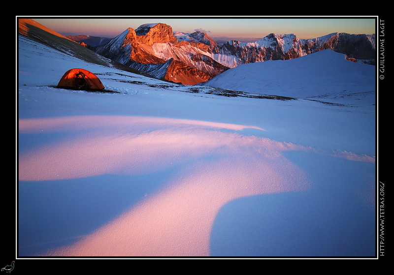 Photo : Tente au coucher de soleil, devant le Rocher Rond 
