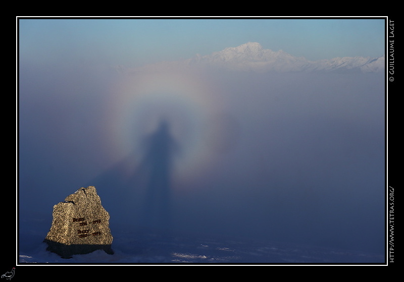 Photo :  Crtes du Pinet,  ct de la stle  deux randonneurs dcds dans un lapiaz  la fin des annes 90... : en limite des nuages, spectre de Brocken et Mont-Blanc au loin 
