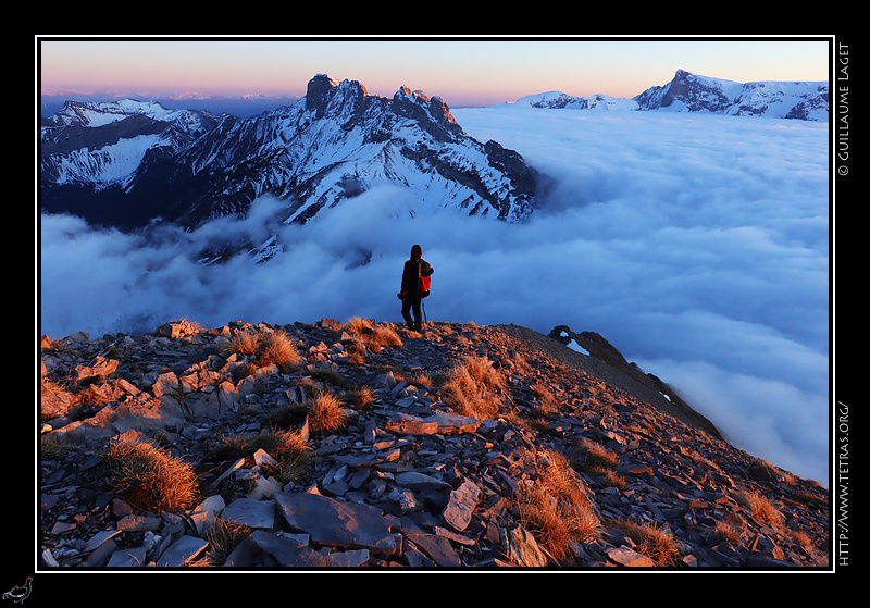 Photo : Dvoluy : dernier rayon sur les pentes de la Tte de Girbault, dj dans l'ombre au dessus des nuages, le Pic Ponsin et le Pic de Bure 
