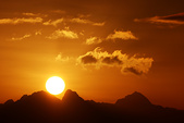 De la Chartreuse, vue sur Belledonne : Lever de soleil derrière le pic de la Grande Valloire et le Rocher d'Arguille
