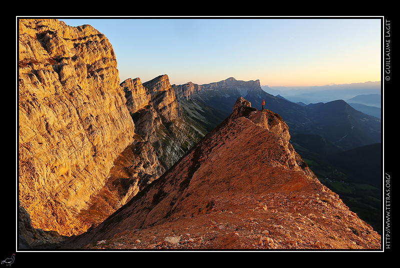 Photo : En haut de la rampe Pagran, face aux falaises du Ranc Traversier - Vercors 
