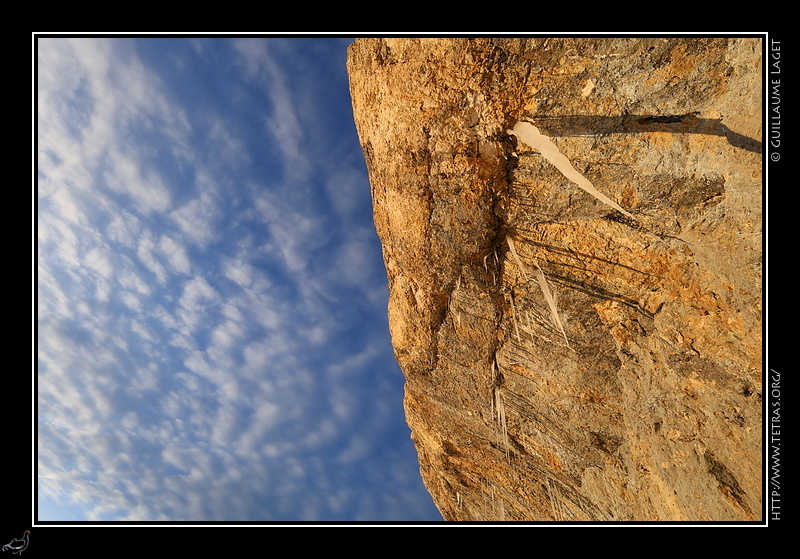 Photo : Stalactites de glace et ciel cotonneux 
