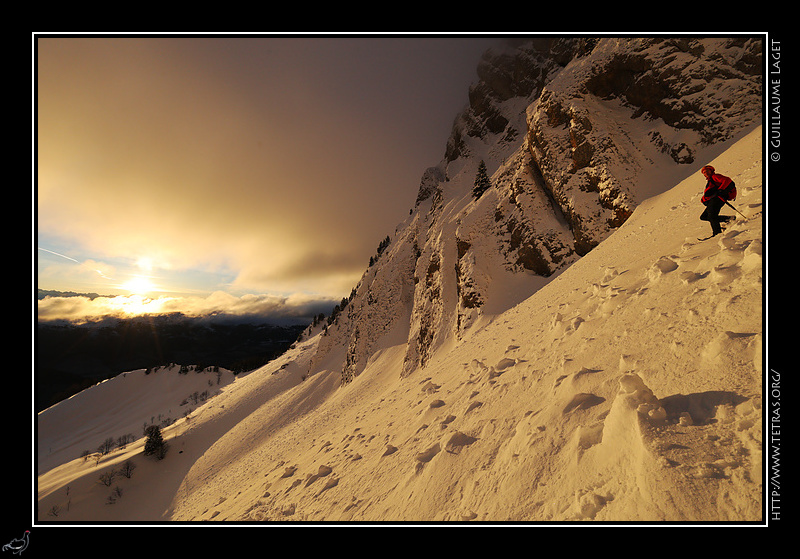 Photo : Vercors, le soleil entre les nuages sur le couloir de Berrives 
