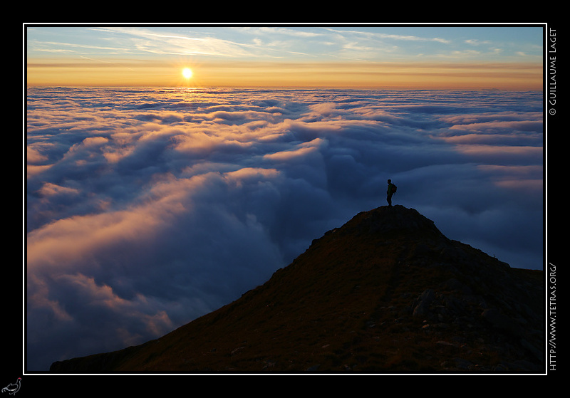 Photo : Mer de nuages au soleil couchant 

