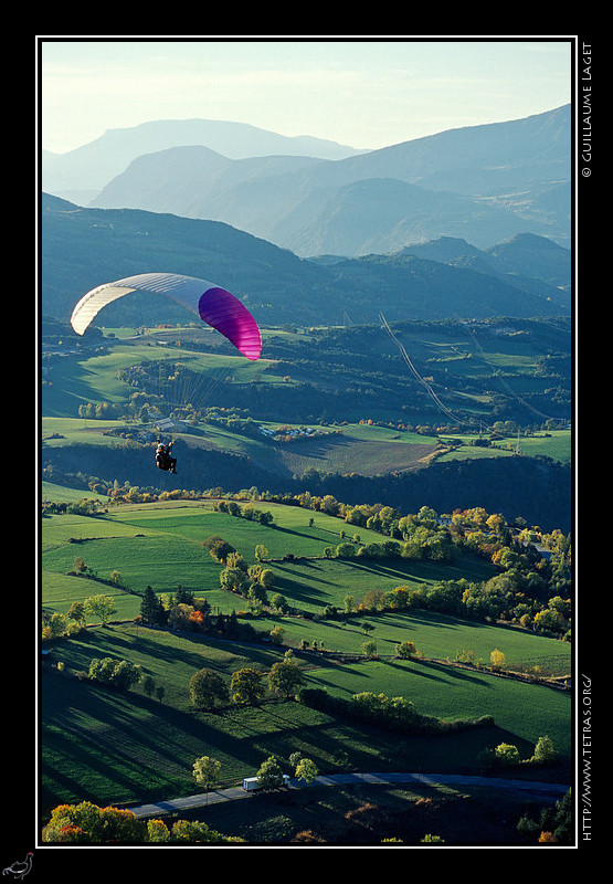 Alpes du Sud : Parapentiste en vol au dessus de Saint-Vincent-les-Forts
