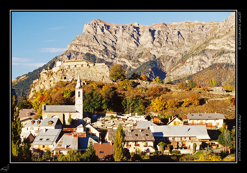 Alpes du Sud : Le village de Saint-Vincent-les-Forts  l'automne, entre Dormillouse et le lac de Serre-Ponon
