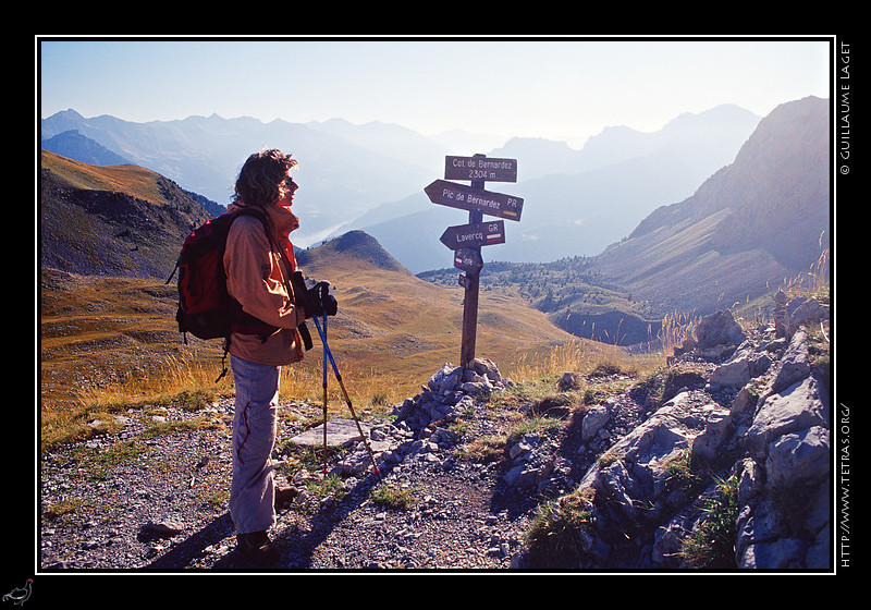 Alpes du Sud : Randonneuse au col de Bernardez, au dessus du vallon de Laverq