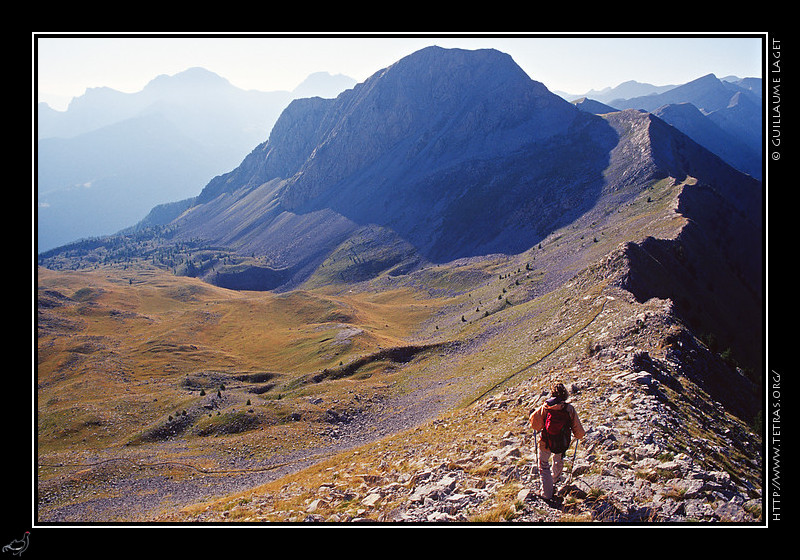 Alpes du Sud : Randonneuse sur la crte de Bernardez, dans la valle de la Blanche