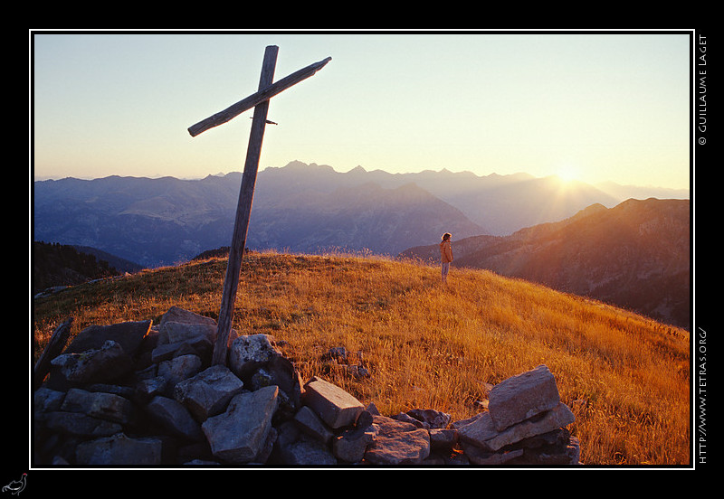 Alpes du Sud : Lever de soleil sur la croix du pic de Savernes, sur la crte de la Blanche